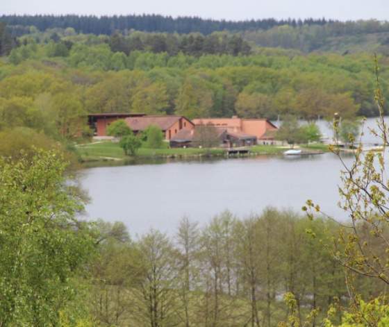 Vue de la base des Chabannes derrière le lac de Saint Pardoux